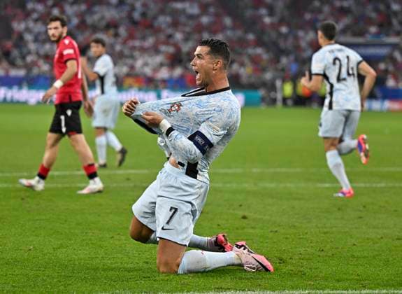 Sport Bilder des Tages 26.06.2024, Fussball UEFA EURO, EM, Europameisterschaft,Fussball 2024, Vorrunde, 3.Spieltag, Georgien - Portugal, in der Arena AufSchalke Gelsenkirchen, Cristiano Ronaldo (Portugal) ist unzufrieden.