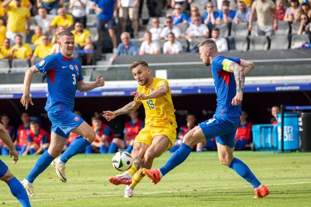 GER, EURO 2024, Group E, Slowakei (SVK) vs Rumänien (ROU) 24.06.2024, Frankfurt Arena, Frankfurt, GER, EURO 2024, Group E, Slowakei (SVK) vs Rumänien (ROU) Im Bild: Denis Dargus (Rumänien ROU, 24); Denis Vavro (Slowakei SVK, 03); Milan Skriniar (Slowakei SVK, 14); im Zweikampf, Duell, Dynamik, Aktion, Action, Spielszene;