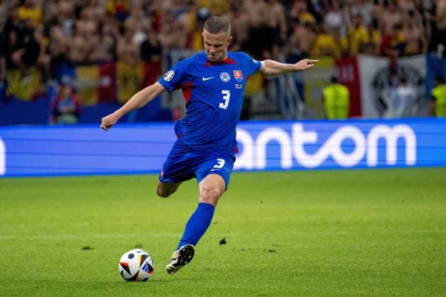 GER, EURO 2024, Group E, Slowakei (SVK) vs Rumänien (ROU) 24.06.2024, Frankfurt Arena, Frankfurt, GER, EURO 2024, Group E, Slowakei (SVK) vs Rumänien (ROU) Im Bild: Denis Vavro (Slowakei SVK, 03); Ball am Fuss; Einzelaktion, Ganzkörper Ganzkoerper; Freisteller, Einzelbild, Aktion, Action, Spielszene;