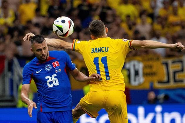 GER, EURO 2024, Group E, Slowakei (SVK) vs Rumänien (ROU) 24.06.2024, Frankfurt Arena, Frankfurt, GER, EURO 2024, Group E, Slowakei (SVK) vs Rumänien (ROU) Im Bild: JIvan Schranz (Slowakei SVK, 26); Kopfball Kopfballduell; Dynamik, Aktion, Action, Spielszene; Nicusor Bancu (Rumänien ROU, 11); im Zweikampf, Duell, Dynamik, Aktion, Action, Spielszene;