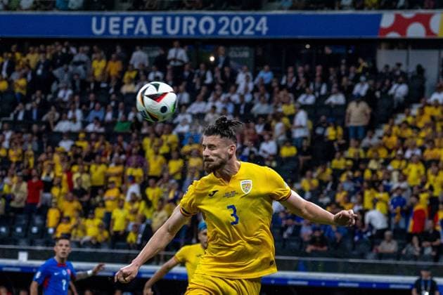 GER, EURO 2024, Group E, Slowakei (SVK) vs Rumänien (ROU) 24.06.2024, Frankfurt Arena, Frankfurt, GER, EURO 2024, Group E, Slowakei (SVK) vs Rumänien (ROU) Im Bild: George Puscas (Rumänien ROU, 24); Kopfball Kopfballduell; Dynamik, Aktion, Action, Spielszene; Dynamik, Aktion, Action, Spielszene;