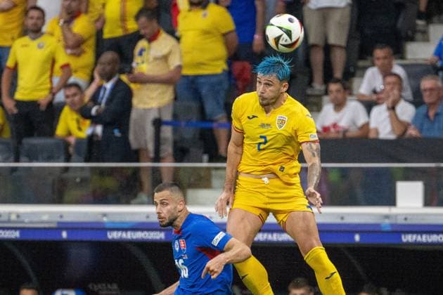 GER, EURO 2024, Group E, Slowakei (SVK) vs Rumänien (ROU) 24.06.2024, Frankfurt Arena, Frankfurt, GER, EURO 2024, Group E, Slowakei (SVK) vs Rumänien (ROU) Im Bild: Andrei Ratiu (Rumänien ROU, 02); Kopfball Kopfballduell; David Hancko (Slowakei SVK, 16); Dynamik, Aktion, Action, Spielszene; Dynamik, Aktion, Action, Spielszene;