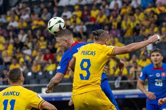 GER, EURO 2024, Group E, Slowakei (SVK) vs Rumänien (ROU) 24.06.2024, Frankfurt Arena, Frankfurt, GER, EURO 2024, Group E, Slowakei (SVK) vs Rumänien (ROU) Im Bild: Juras Kucka (Slowakei SVK, 19); George Puscas (Rumänien ROU, 24); Kopfball Kopfballduell; Dynamik, Aktion, Action, Spielszene; Strafraumszene