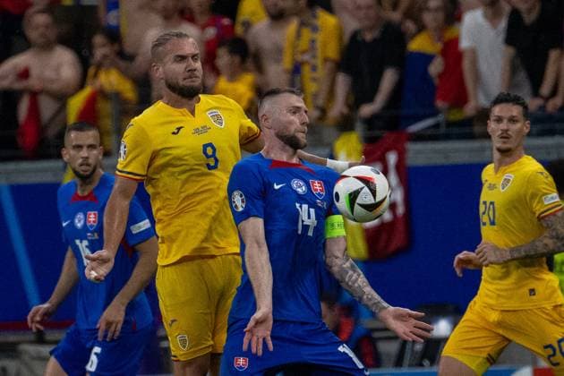GER, EURO 2024, Group E, Slowakei (SVK) vs Rumänien (ROU) 24.06.2024, Frankfurt Arena, Frankfurt, GER, EURO 2024, Group E, Slowakei (SVK) vs Rumänien (ROU) Im Bild: Milan Skriniar (Slowakei SVK, 14); George Puscas (Rumänien ROU, 24); im Zweikampf, Duell, Dynamik, Aktion, Action, Spielszene;