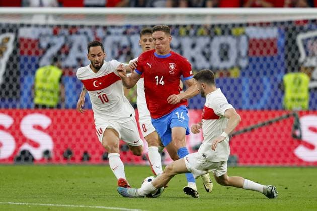 HAMBURG, Volksparkstadium ,26-06-2024 , European Football Championship Euro2024, Group stage match no.36 between Czechia and Turkiye, (L-R) Turkiye player Hakan Calhanoglu, Czechia player Lukas Provod, Turkiye player Ismail Yuksek Czechia - Turkiye (Euro2024)  x25606219x Copyright: