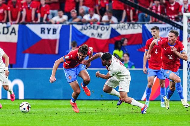 Mojmir Chytil (Tschechien, 13), Salih Oezcan (Tuerkei, 15) GER, Tschechien vs. Tuerkei, Fussball Europameisterschaft, UEFA EURO, EM, Europameisterschaft,Fussball 2024, Spieltag 3, 26.06.2024 GER, Tschechien vs. Tuerkei, Fussball Europameisterschaft, UEFA Euro 2024, Spieltag 3, 26.06.2024 Hamburg Copyright: xEibner-Pressefoto MarcelxvonxFehrnx EP_MFN