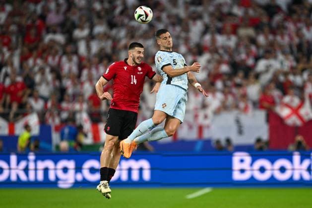 EM 2024: Georgien - Portugal am 26.06.2024 in der Veltins Arena in Gelsenkirchen Solomon Kvirkvelia 5 of Georgien and Goncalo Inacio 14 of Portugal battle for the ball.
