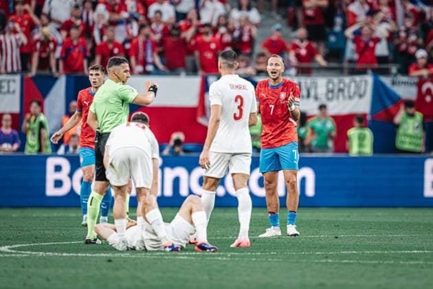 Fußball Herren UEFA-Fußball-Europameisterschaft 2024 Gruppe F Tschechien vs. Türkei 26.06.2024 Antonin Barak ( 7, Tschechien) sieht die Gelb Rote Karte Berlin Olympiastadion Berlin Deutschland