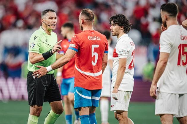 Fußball Herren UEFA-Fußball-Europameisterschaft 2024 Gruppe F Tschechien vs. Türkei 26.06.2024 Schiedsrichter Istvan Kovacs mit einer Ansprache an Vladimir Coufal ( 5, Tschechien) links und Ferdi Kadioglu ( 20, Türkei) rechts Berlin Olympiastadion Berlin Deutschland