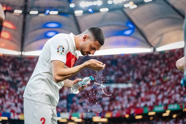 Fußball Herren UEFA-Fußball-Europameisterschaft 2024 Gruppe F Tschechien vs. Türkei 26.06.2024 Merih Demiral ( 3, Türkei) gönnt sich eine Erfrischung mit Wasser Berlin Olympiastadion Berlin Deutschland