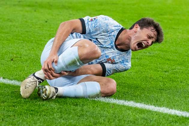 UEFA EURO, EM, Europameisterschaft,Fussball 2024: Georgien - Portugal; 26.06.2024 Joao Neves (Portugal, 15) schreit am Boden. UEFA EURO 2024: Georgien - Portugal; Arena AufSchalke, Gelsenkirchen, am 26.06.2024 Copyright: xBEAUTIFULxSPORTS Meuselx