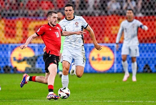 2024-06-26 Georgia v Portugal - Group F - UEFA EURO, EM, Europameisterschaft,Fussball 2024 GELSENKIRCHEN, GERMANY - JUNE 26: Giorgi Chakvetadze of Georgia battles for possession with Joao Palhinha of Portugal during the Group F - UEFA EURO 2024 match between Georgia and Portugal at Arena AufSchalke on June 26, 2024 in Gelsenkirchen, Germany. (Photo by Pablo Morano BSR Agency) Gelsenkirchen Germany Content not available for redistribution in The Netherlands directly or indirectly through any third parties. Copyright: xBSRxAgencyx