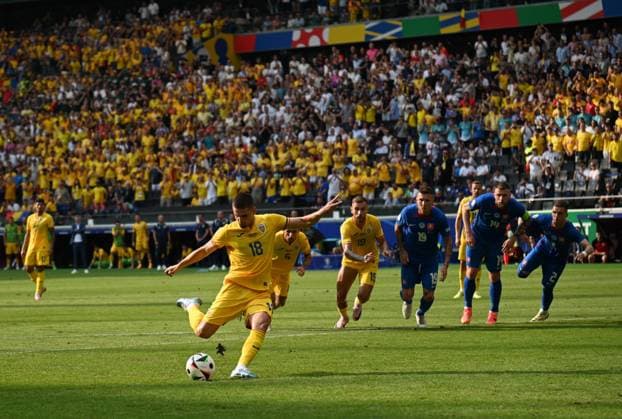 26.06.2024 Arena Frankfurt Stadium Fußball-Europameisterschaft 2024 - UEFA EURO, EM, Europameisterschaft,Fussball 2024 Rumänien - Slowakei Razvan Marin (18, Rumänien) verwandelt den Elfmeter zum 1:1 Ausgleich