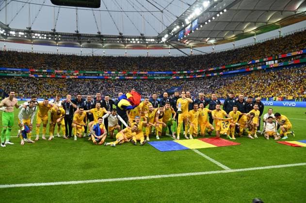 26.06.2024 Arena Frankfurt Stadium Fußball-Europameisterschaft 2024 - UEFA EURO, EM, Europameisterschaft,Fussball 2024 Rumänien - Slowakei Grosser Jubel der rumänischen Mannschaft nach dem Weiterkommen ins Achtelfinale