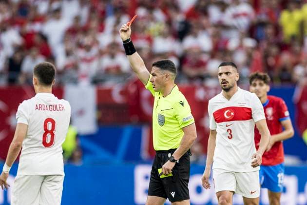 Czechia v Turkey, UEFA EURO, EM, Europameisterschaft,Fussball 2024, Hamburg, Germany Hamburg, Germany. 26th, June 2024. Referee Istvan Kovacs hands out a second yellow card and thereby red to Antonin Barak (7) Czechia during the UEFA Euro 2024 match in Group F between Czechia and Turkey at Volksparkstadion in Hamburg. Hamburg Germany  Copyright: xGonzalesxPhoto LassexLagonix