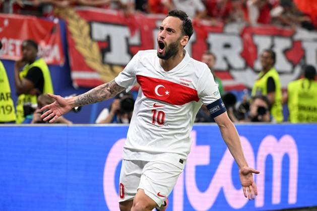 Hamburg, Volksparkstadion, 26.06.24, GER, Herren, UEFA EURO, EM, Europameisterschaft,Fussball 2024, Tschechien - Tuerkei Bild: Hakan CALHANOGLU (Tuerkei) jubelt nach seinem Tor zum 1:0 Only for editorial use! UEFA regulations prohibit any use of photographs as image sequences and or quasi-video. Hamburg Deutschland