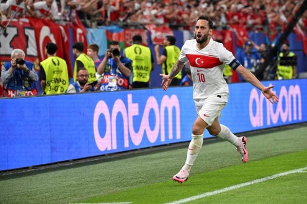Hamburg, Volksparkstadion, 26.06.24, GER, Herren, UEFA EURO, EM, Europameisterschaft,Fussball 2024, Tschechien - Tuerkei Bild: Hakan CALHANOGLU (Tuerkei) jubelt nach seinem Tor zum 1:0 Only for editorial use! UEFA regulations prohibit any use of photographs as image sequences and or quasi-video. Hamburg Deutschland