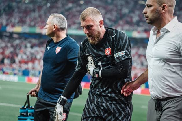 Fußball Herren UEFA-Fußball-Europameisterschaft 2024 Gruppe F Tschechien vs. Türkei 26.06.2024 Torwart Jindrich Stanek ( 1, Tschechien) wird verletzt vom Feld geführt Berlin Olympiastadion Berlin Deutschland