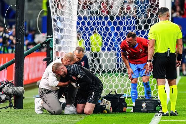 Verletzung Jindrich Stanek (Tschechien, 01) GER, Tschechien vs. Tuerkei, Fussball Europameisterschaft, UEFA EURO, EM, Europameisterschaft,Fussball 2024, Spieltag 3, 26.06.2024 GER, Tschechien vs. Tuerkei, Fussball Europameisterschaft, UEFA Euro 2024, Spieltag 3, 26.06.2024 Hamburg Copyright: xEibner-Pressefoto MarcelxvonxFehrnx EP_MFN