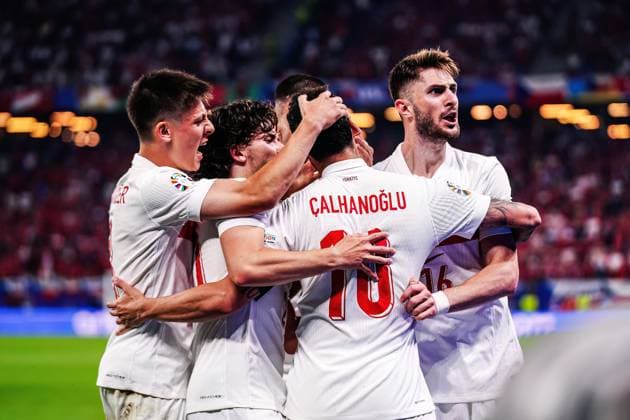 Torjubel Jubel Tuerkei nach Tor zum 0:1 Hakan Calhanoglu (Tuerkei, 10) GER, Tschechien vs. Tuerkei, Fussball Europameisterschaft, UEFA EURO, EM, Europameisterschaft,Fussball 2024, Spieltag 3, 26.06.2024 GER, Tschechien vs. Tuerkei, Fussball Europameisterschaft, UEFA Euro 2024, Spieltag 3, 26.06.2024 Hamburg Copyright: xEibner-Pressefoto MarcelxvonxFehrnx EP_MFN
