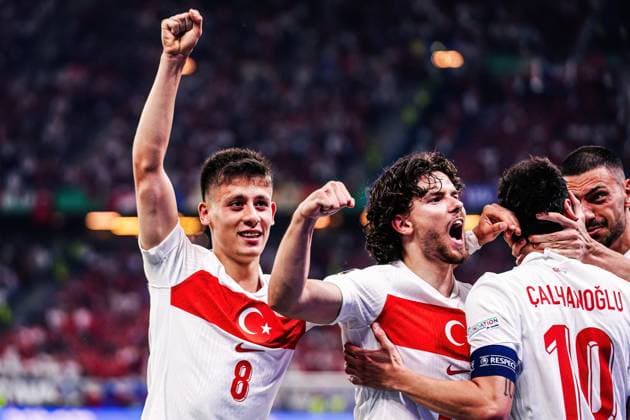 Sport Bilder des Tages Torjubel Jubel Tuerkei nach Tor zum 0:1 Hakan Calhanoglu (Tuerkei, 10) GER, Tschechien vs. Tuerkei, Fussball Europameisterschaft, UEFA EURO, EM, Europameisterschaft,Fussball 2024, Spieltag 3, 26.06.2024 GER, Tschechien vs. Tuerkei, Fussball Europameisterschaft, UEFA Euro 2024, Spieltag 3, 26.06.2024 Hamburg Copyright: xEibner-Pressefoto MarcelxvonxFehrnx EP_MFN