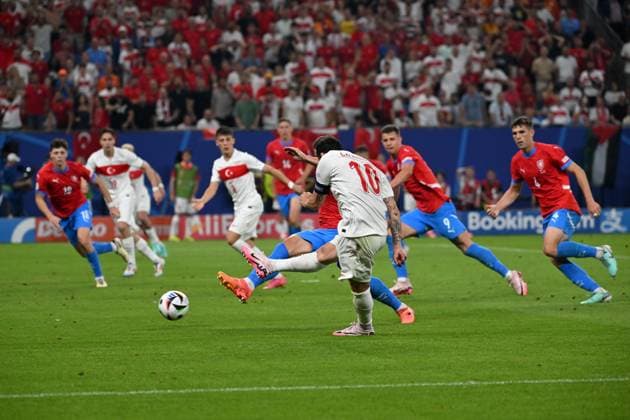 Hamburg, Volksparkstadion, 26.06.24, GER, Herren, UEFA EURO, EM, Europameisterschaft,Fussball 2024, Tschechien - Tuerkei Bild: Hakan CALHANOGLU (Tuerkei) macht das Tor zum 0:1 Only for editorial use! UEFA regulations prohibit any use of photographs as image sequences and or quasi-video. Hamburg Deutschland