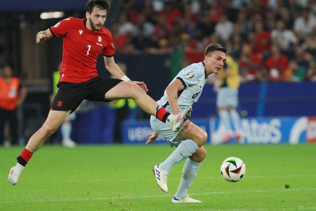 Gelsenkirchen, NRW, Deutschland, 26.06.2024: Arena AufSchalke: Fußball-EM 2024, Gruppe F, Georgien - Portugal: Khvicha Kvaratskhelia (7, Georgen) im Duell mit Joao Palhinha (6, Portugal) Copyright: xdtsxNachrichtenagenturx dts_41854