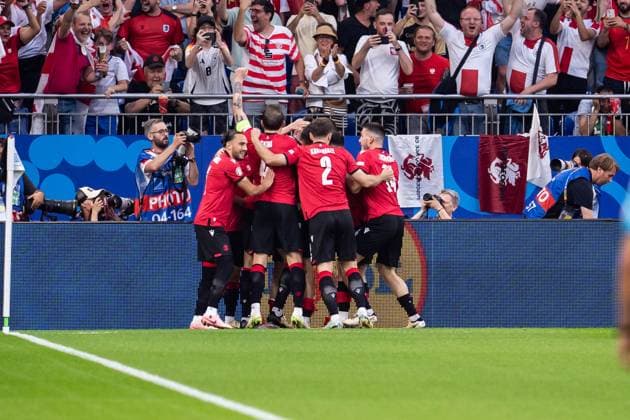 GER, Euro 2024, Group F, Georgien (GEO) vs Portugal (PRT) 26.06.2024, Veltins Arena (Arena AufSchalke), Gelsenkirchen, GER, Euro 2024, Group F, Georgien (GEO) vs Portugal (PRT) Georgien Georgia GEO durch Kvaratskhelia Khvicha (Georgien Georgia GEO, 7) Kochorashvili Giorgi (Georgien Georgia GEO, 6) Dvali Lasha (Georgien Georgia GEO, 3) Kashia Guram (Georgien Georgia GEO, 4)