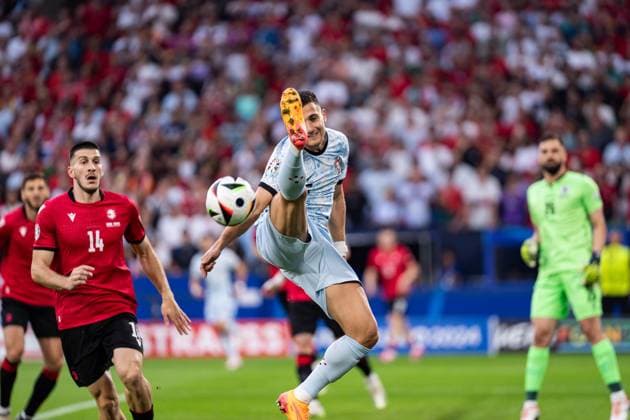 GER, Euro 2024, Group F, Georgien (GEO) vs Portugal (PRT) 26.06.2024, Veltins Arena (Arena AufSchalke), Gelsenkirchen, GER, Euro 2024, Group F, Georgien (GEO) vs Portugal (PRT) Im Bild: Kvirkvelia Solomon (Georgien Georgia GEO, 5) bei Ballannahme in der Luft