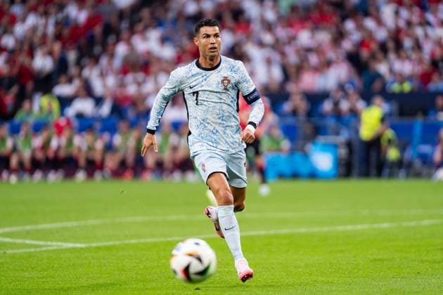 GER, Euro 2024, Group F, Georgien (GEO) vs Portugal (PRT) 26.06.2024, Veltins Arena (Arena AufSchalke), Gelsenkirchen, GER, Euro 2024, Group F, Georgien (GEO) vs Portugal (PRT) Im Bild: Cristiano Ronaldo (Portugal PRT, 7) Einzelaktion; Ganzkörper Ganzkoerper ; Ball