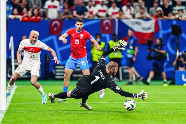 Jindrich Stanek (Tschechien, 01) haelt Ball GER, Tschechien vs. Tuerkei, Fussball Europameisterschaft, UEFA EURO, EM, Europameisterschaft,Fussball 2024, Spieltag 3, 26.06.2024 GER, Tschechien vs. Tuerkei, Fussball Europameisterschaft, UEFA Euro 2024, Spieltag 3, 26.06.2024 Hamburg Copyright: xEibner-Pressefoto MarcelxvonxFehrnx EP_MFN