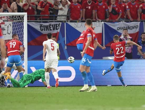 Tomas Soucek of Czechia scores to make it 1-1 Czechia v Turkiye, UEFA European Championship, EM, Europameisterschaft 2024, Group F, Football, Volksparkstadion, Hamburg, Germany - 26 Jun 2024 EDITORIAL USE ONLY No use with unauthorised audio, video, data, fixture lists, club league logos or live services. Online in-match use limited to 120 images, no video emulation. No use in betting, games or single club league player publications. Copyright: xMattxWest Shutterstockx 14555612bn