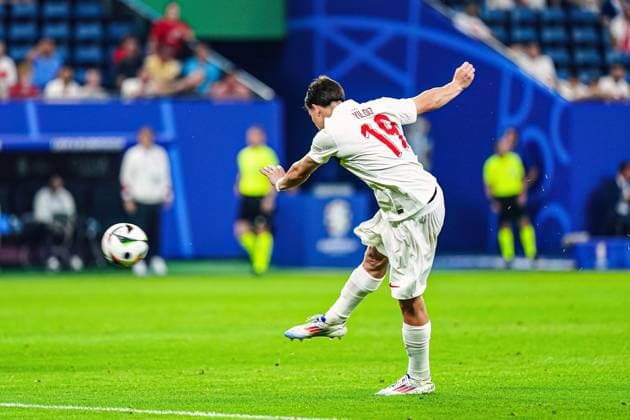 Torschuss Torchance Mert Muelduer (Tuerkei, 18) GER, Tschechien vs. Tuerkei, Fussball Europameisterschaft, UEFA EURO, EM, Europameisterschaft,Fussball 2024, Spieltag 3, 26.06.2024 GER, Tschechien vs. Tuerkei, Fussball Europameisterschaft, UEFA Euro 2024, Spieltag 3, 26.06.2024 Hamburg Copyright: xEibner-Pressefoto MarcelxvonxFehrnx EP_MFN