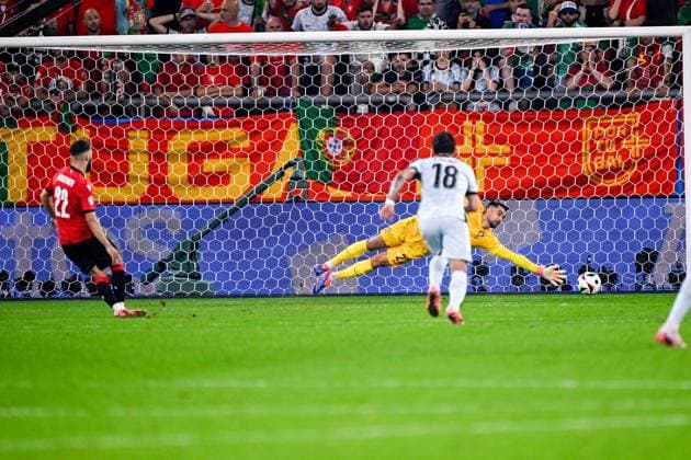 2024-06-26 Georgia v Portugal - Group F - UEFA EURO, EM, Europameisterschaft,Fussball 2024 GELSENKIRCHEN, GERMANY - JUNE 26: Georges Mikautadze of Georgia scoring his second goal, Diogo Costa of Portugal tries to deflect a goal during the Group F - UEFA EURO 2024 match between Georgia and Portugal at Arena AufSchalke on June 26, 2024 in Gelsenkirchen, Germany. (Photo by Pablo Morano BSR Agency) Gelsenkirchen Germany Content not available for redistribution in The Netherlands directly or indirectly through any third parties. Copyright: xBSRxAgencyx