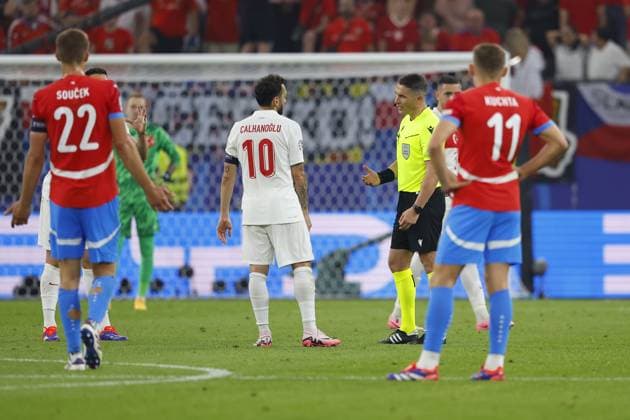 HAMBURG, Volksparkstadium ,26-06-2024 , European Football Championship Euro2024, Group stage match no.36 between Czechia and Turkiye, (L-R) Turkiye player Hakan Calhanoglu, referee Istvan Kovacs (ROU) waining VAR Czechia - Turkiye (Euro2024)  x25606933x Copyright: