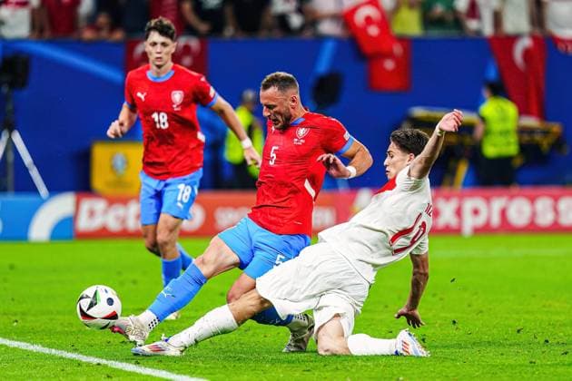 Vladimir Coufal (Tschechien, 05), Kenan Yildiz (Tuerkei, 19) GER, Tschechien vs. Tuerkei, Fussball Europameisterschaft, UEFA EURO, EM, Europameisterschaft,Fussball 2024, Spieltag 3, 26.06.2024 GER, Tschechien vs. Tuerkei, Fussball Europameisterschaft, UEFA Euro 2024, Spieltag 3, 26.06.2024 Hamburg Copyright: xEibner-Pressefoto MarcelxvonxFehrnx EP_MFN