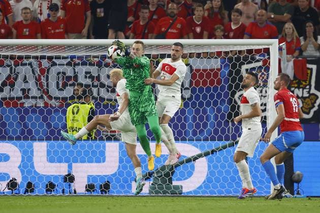 HAMBURG, Volksparkstadium ,26-06-2024 , European Football Championship Euro2024, Group stage match no.36 between Czechia and Turkiye, Turkiye goalkeeper Mert Gunok Czechia - Turkiye (Euro2024)  x25606961x Copyright: