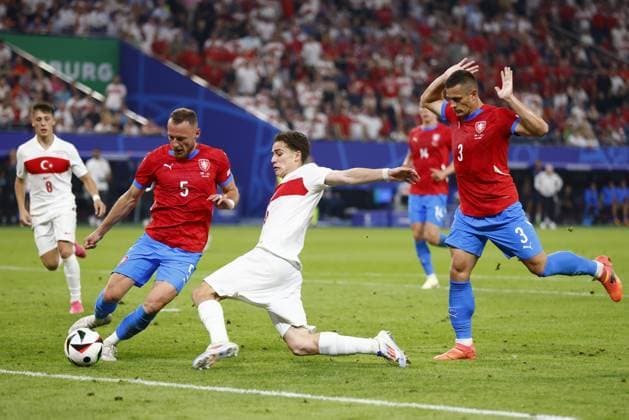 HAMBURG, Volksparkstadium ,26-06-2024 , European Football Championship Euro2024, Group stage match no.36 between Czechia and Turkiye, (L-R) Czechia player Vladimir Coufal, Turkiye player Kenan Yildiz, Czechia player Tomas Holes Czechia - Turkiye (Euro2024)  x25606999x Copyright: