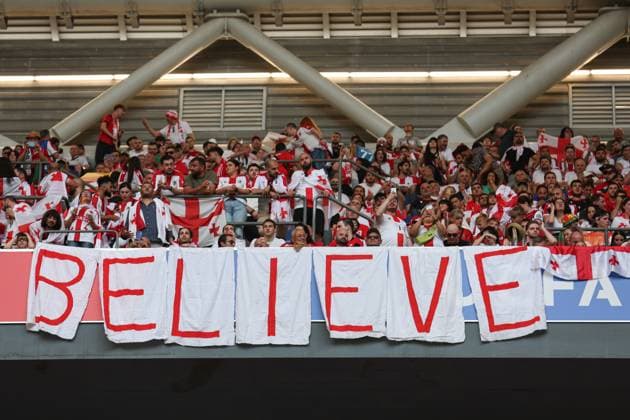 EM 2024: Georgien - Portugal am 26.06.2024 in der Arena AufSchalke in Gelsenkirchen Die Fans aus Georgien mit einem Believe Banner