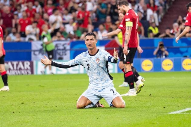 GER, Euro 2024, Group F, Georgien (GEO) vs Portugal (PRT) 26.06.2024, Veltins Arena (Arena AufSchalke), Gelsenkirchen, GER, Euro 2024, Group F, Georgien (GEO) vs Portugal (PRT) Im Bild: Cristiano Ronaldo (Portugal PRT, 7) am Boden, regt sich auf, Gestik, Mimik, Emotionen, hebt die Arme,