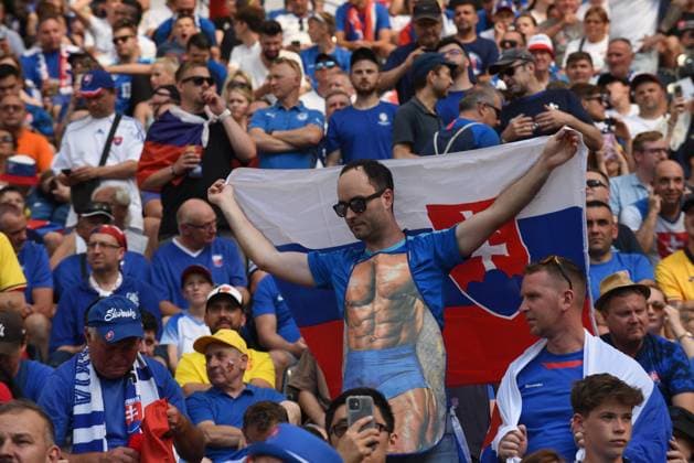 26.06.2024 Arena Frankfurt Stadium Fußball-Europameisterschaft 2024 - UEFA EURO, EM, Europameisterschaft,Fussball 2024 Rumänien - Slowakei Slowakischer Fan im Muskelanzug