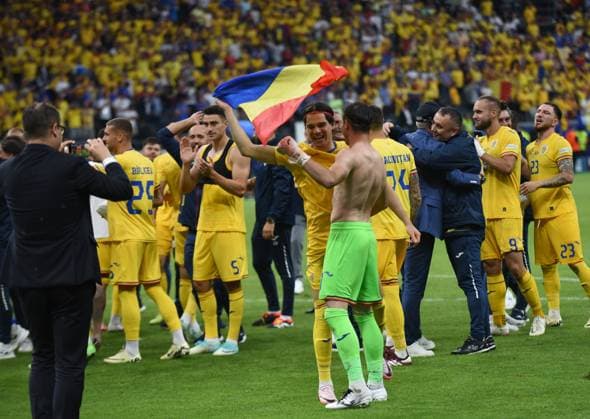 26.06.2024 Arena Frankfurt Stadium Fußball-Europameisterschaft 2024 - UEFA EURO, EM, Europameisterschaft,Fussball 2024 Rumänien - Slowakei Jubel Torwart Florin Nita (Rumänien ROU, 01) mit Ianis Hagi (Rumänien, 10)