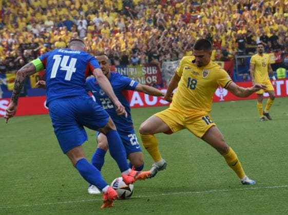 26.06.2024 Arena Frankfurt Stadium Fußball-Europameisterschaft 2024 - UEFA EURO, EM, Europameisterschaft,Fussball 2024 Rumänien - Slowakei Milan Skriniar (Slowakei SVK, 14), Stanislav Lobotka (Slowakei SVK, 22) gegen Rzvan Marin (Rumänien ROU, 18)