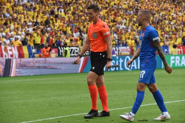 26.06.2024 Arena Frankfurt Stadium Fußball-Europameisterschaft 2024 - UEFA EURO, EM, Europameisterschaft,Fussball 2024 Rumänien - Slowakei Daniel Siebert (Schiedsrichter, GER)