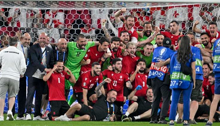 26.06.2024, Fussball UEFA EURO, EM, Europameisterschaft,Fussball 2024, Vorrunde, 3.Spieltag, Georgien - Portugal, in der Arena AufSchalke Gelsenkirchen, Die Georgier können ihr Glück kaum fassen