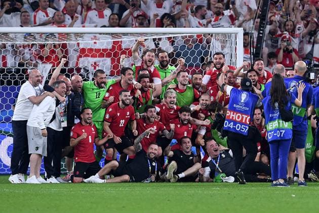 Fußball UEFA EURO, EM, Europameisterschaft,Fussball 2024 Gruppenphase 3. Spieltag Georgien - Portugal am 26.06.2024 in der Arena AufSchalke in Gelsenkirchen Georgien Spieler freuen sich über den Sieg und den Einzug ins Achtelfinale Siegerfoto Teamfoto Mannschaftsfoto