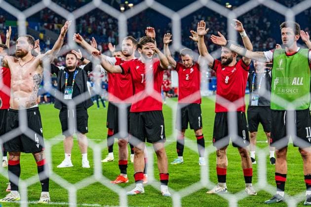 Jubel nach Abpfiff bei Georgien mit den Fans ueber den ersten Sieg bei einer Europameisterschaft Khvicha Kvaratskhelia (Georgien, 7) Zuriko Davitashvili (Georgien, 9) Otar Kakabadze (Georgien, 2) Georgien vs. Portugal, Herren, Fussball, 3. Spieltag, EURO 2024, 26.06.2024, Europameisterschaft, Gruppe F Georgien vs. Portugal, Herren, Fussball, 3. Spieltag, EURO 2024, 26.06.2024, Europameisterschaft, Gruppe F Gelsenkirchen Copyright: xEibner-Pressefoto BahhoxKarax EP_GEO