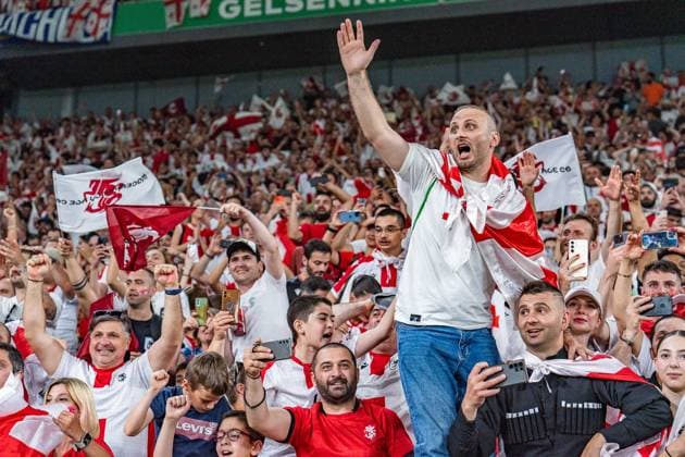 Jubel nach Abpfiff bei Georgien mit den Fans ueber den ersten Sieg bei einer Europameisterschaft Georgien vs. Portugal, Herren, Fussball, 3. Spieltag, EURO 2024, 26.06.2024, Europameisterschaft, Gruppe F Georgien vs. Portugal, Herren, Fussball, 3. Spieltag, EURO 2024, 26.06.2024, Europameisterschaft, Gruppe F Gelsenkirchen Copyright: xEibner-Pressefoto BahhoxKarax EP_GEO