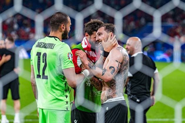 Jubel nach Abpfiff bei Georgien mit den Fans ueber den ersten Sieg bei einer Europameisterschaft Khvicha Kvaratskhelia (Georgien, 7) Luka Gugeshashvili (Georgien, 12) Georgien vs. Portugal, Herren, Fussball, 3. Spieltag, EURO 2024, 26.06.2024, Europameisterschaft, Gruppe F Georgien vs. Portugal, Herren, Fussball, 3. Spieltag, EURO 2024, 26.06.2024, Europameisterschaft, Gruppe F Gelsenkirchen Copyright: xEibner-Pressefoto BahhoxKarax EP_GEO