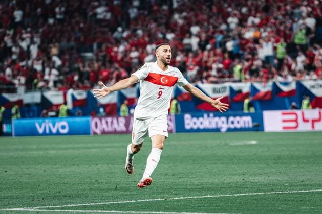 Fußball Herren UEFA-Fußball-Europameisterschaft 2024 Gruppe F Tschechien vs. Türkei 26.06.2024 Cenk Tosun ( 9, Türkei) schießt das 2:1 Tor und jubelt Berlin Olympiastadion Berlin Deutschland